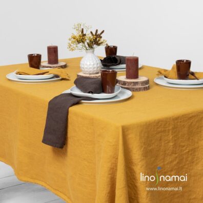 Geltona skalbto lino staltiesė, rudos servetėlės
