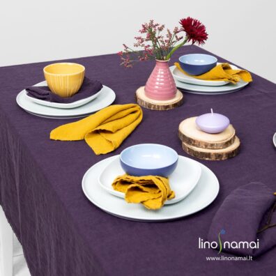 Violetinę skalbto lino staltiesę derinkite su geltonomis, violetinėmis servetėlėmis