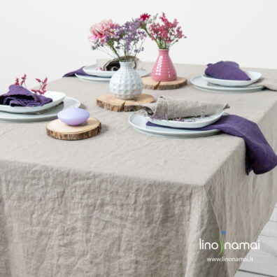 Staltiesė iš rusvai pilko skalbto 100% lino, violetinės servetėlės