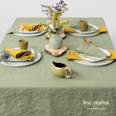 Žalsvą lininę staltiesę derinkite su žalsvų, gelsvų atspalvių servetėlėmis, gėlėmis.