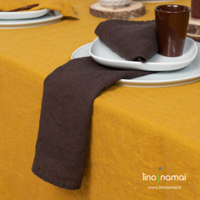 Stalo servetėlė iš minkšto skalbto tamsiai rudo 100% lino audinio