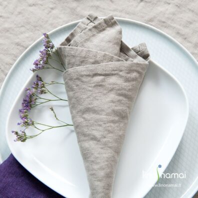 Rusvai pilka skalbto lino servetėlė