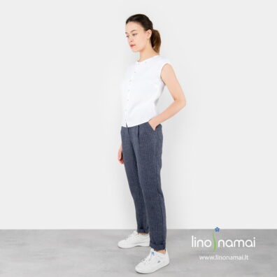 Lininės mėlynos dryžuotos kelnės ir balta lininė palaidinė iš šono