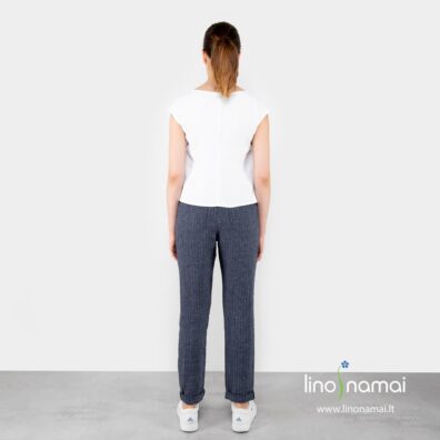 Lininės mėlynos dryžuotos kelnės ir balta lininė palaidinė iš nugaros pusės