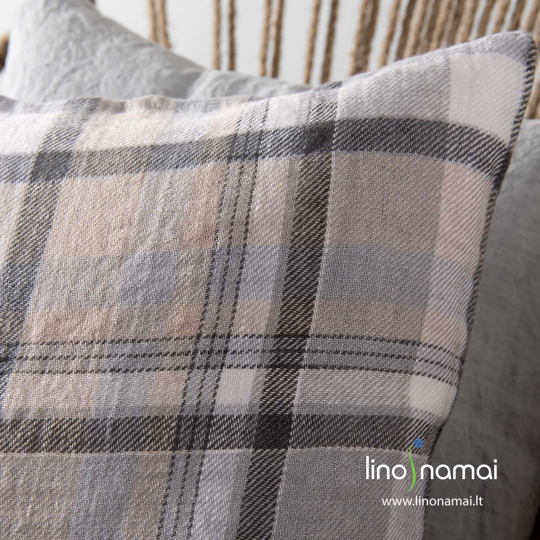 Lininis dekoratyvinės pagalvės užvalkaliukas pilkais, rusvais, baltais langeliais