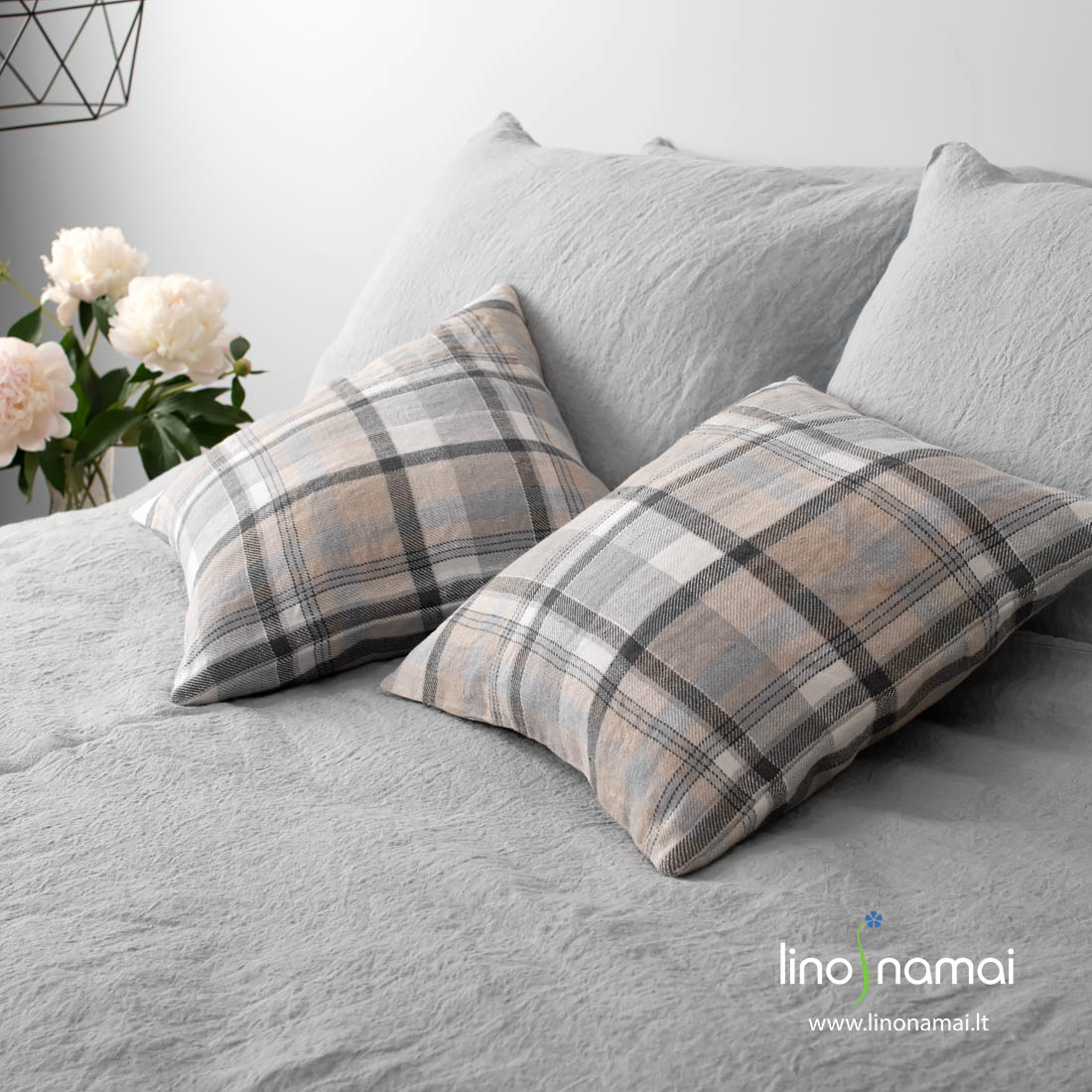 Pilkai-rusvai languotas dekoratyvinės pagalvės užvelkalas su užtrauktuku