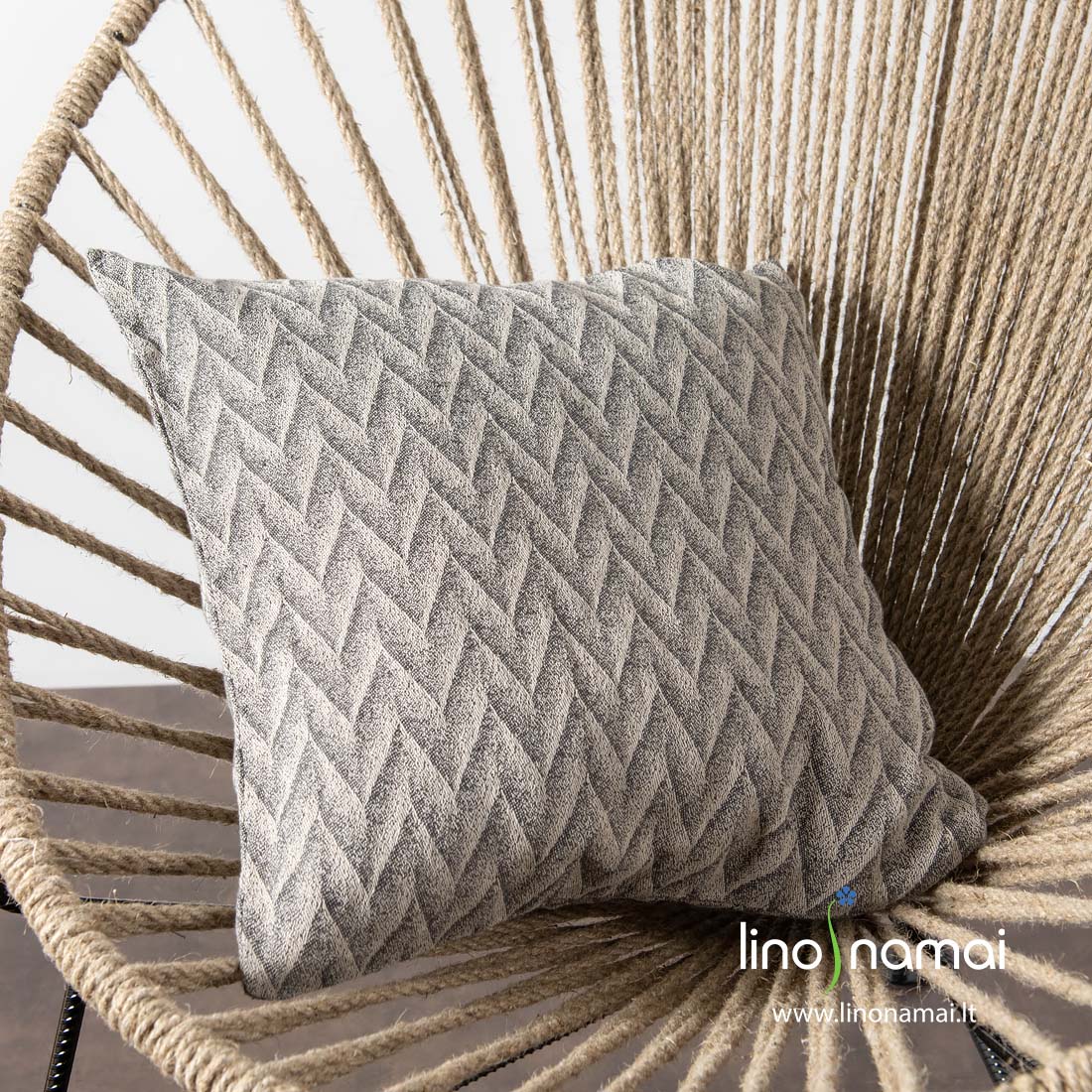 Lininis dekoratyvinės pagalvės užvalkaliukas pilkais zigzagais