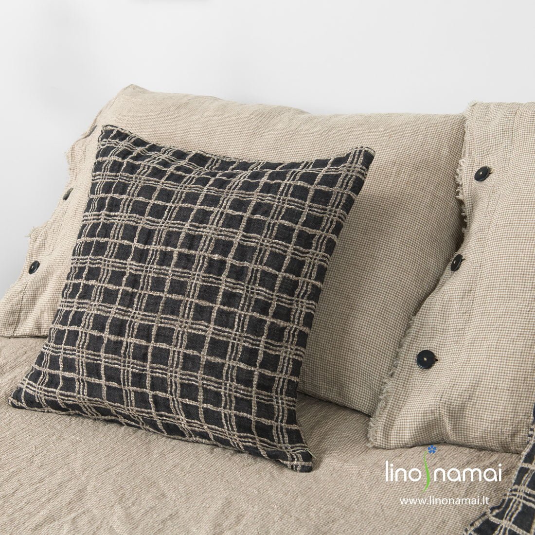 Lininis dekoratyvinės pagalvės užvalkaliukas pilkai languotas tinka prie lininės patalynės "Marso kanjonai"