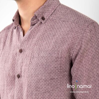 Violetiniai raštuoti vyriški lininiai marškiniai užsegami tamsesnėmis sagomis