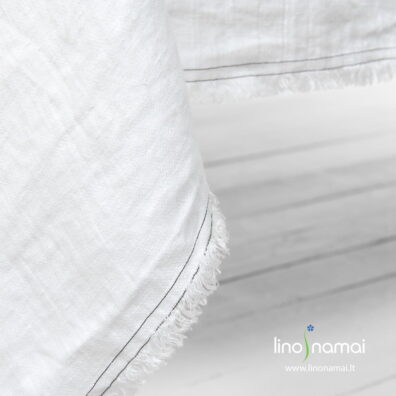 Lininė pieno baltumo staltiesė su kutais ir dviem sutankintų dygsnių eilutėmis iš rudų siūlų aplink