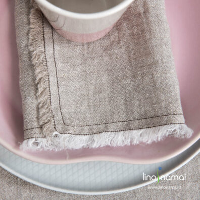 Šviesiai pilka servetėlė su kutais ir rudų siulų peltakiais aplink