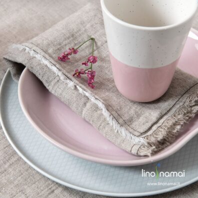 Šviesiai pilka servetėlė su kutais, skalbta