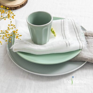 Balta smulkaus žakardinio rašto servetėlė su kutais