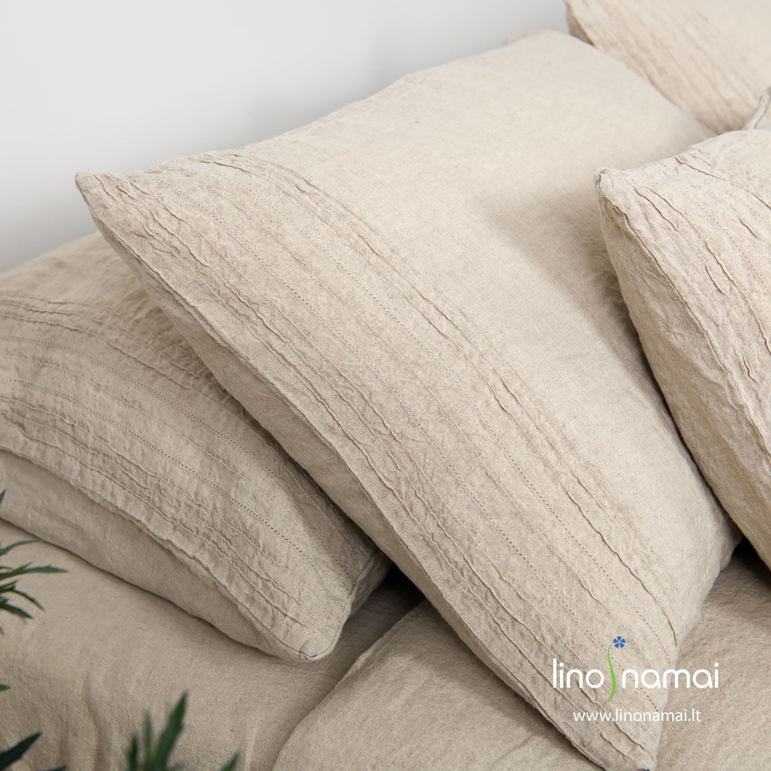 Pagalvių užvalkalai iš minkšto skalbto lino, puošti mereškavimu ir 1mm aukščio klostelėmis