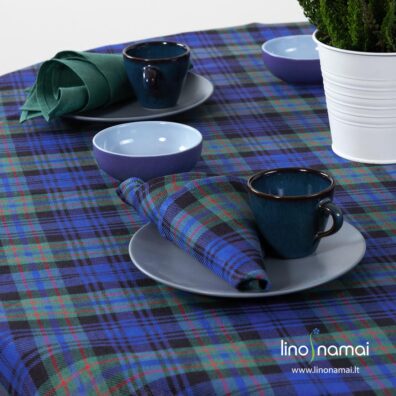 Apvali (ovali) puslininė staltiesė mėlynais, žaliais langeliais, juodomis, raudonomis juostelėmis