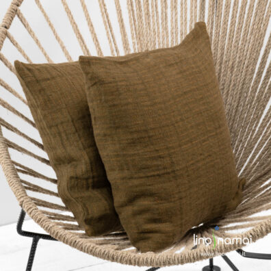 Lininis rusvai žalias pagalvėlės užvalkaliukas su jį pagyvinančiais įaustais auksinės rudos spalvos dryžiukais.