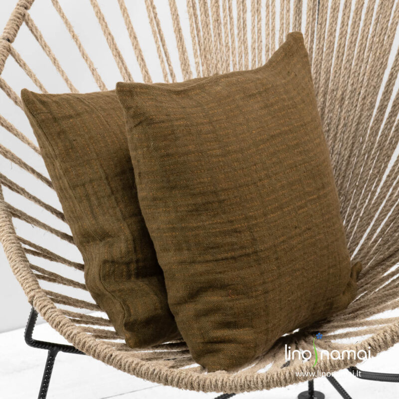 Lininis rusvai žalias pagalvėlės užvalkaliukas su jį pagyvinančiais įaustais auksinės rudos spalvos dryžiukais.