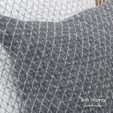 Lininis pilkas pagalvėlės užvalkaliukas baltais rombeliais su užtrauktuku