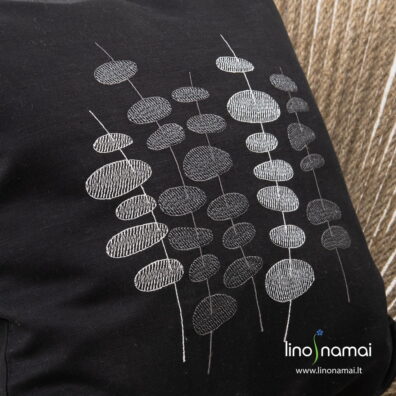 Puslininis pagalvėlės užvalkaliukas juodas siuvinėtas stilizuotų augalų motyvais