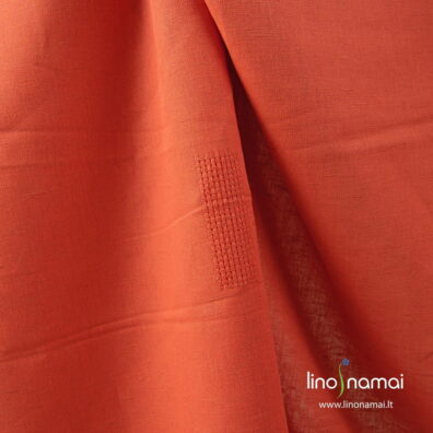 Raudonas puslininis audinys ažūriniais langeliais