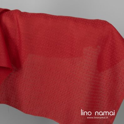 Raudonas puslininis raštuotas audinys