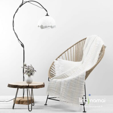 Puslininis pledas melsvomis ir pieno baltumo juostomis