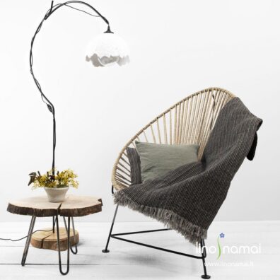 Tamsiai pilkas lininis pledas įvairių spalvų dryžiais