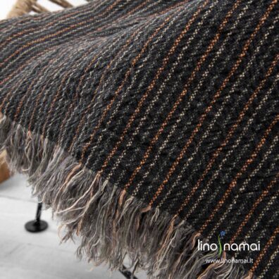 Tamsiai pilkas lininis pledas su šviesiai rudais, žalsvai pilkais ir smėlio spalvos dryžiais