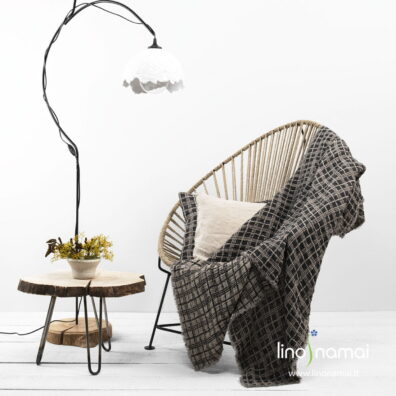 Lininis pledas smėlio spalvos langeliais tamsiai pilkame fone