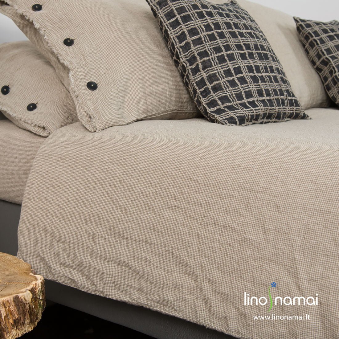Lininis antklodės užvalkalas rusvais ir pilkais langeliais