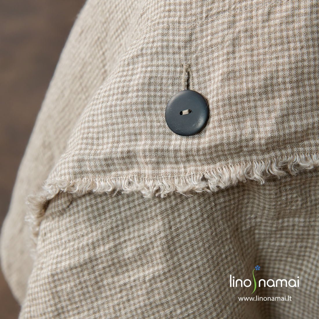 Lininis antklodės užvalkalas rusvais ir pilkais langeliais, su sagomis ir trumpais kutais
