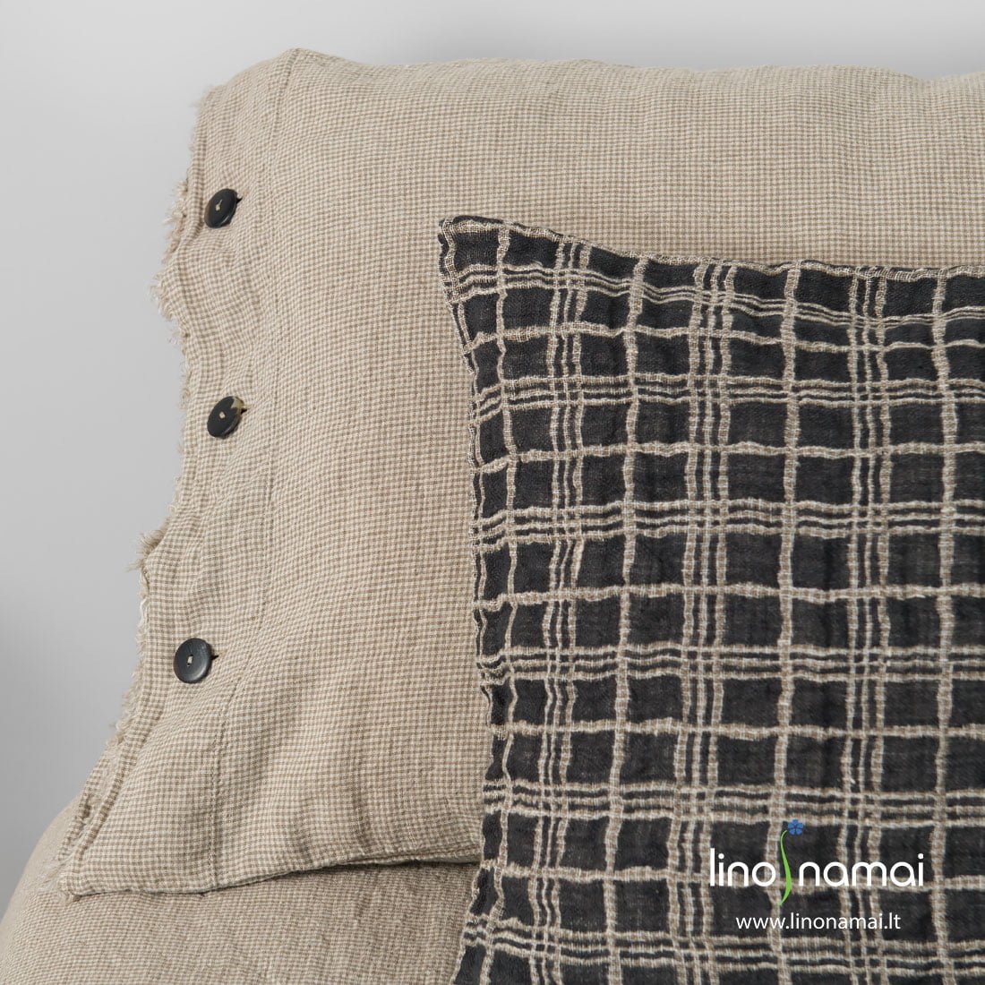 Lininis pagalvės užvalkalas rusvais ir pilkais langeliais, su sagomis ir trumpais kutais