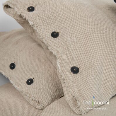 Lininis pagalvės užvalkalas rusvais langeliais, su sagomis „Marso kanjonai“