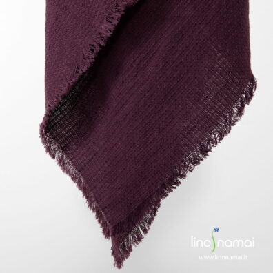 Puslininė tamsiai raudona raštuota skara su kutais visose kraštinėse