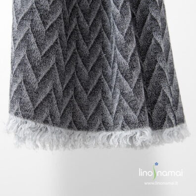 Lino-vilnos šalikas melsvai, juodai raštuotas, su kutais trumposiose kraštinėse