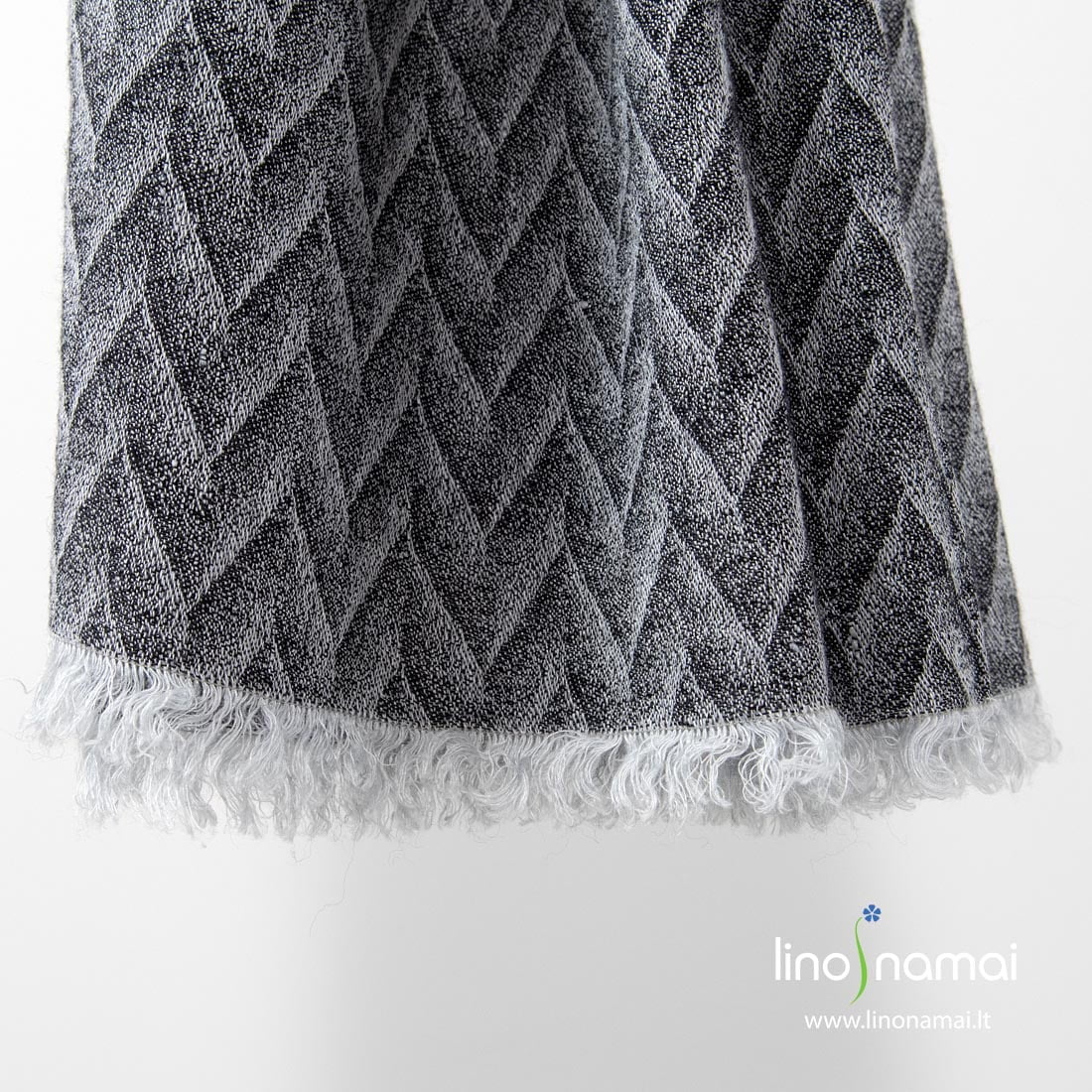 Lino-vilnos šalikas melsvai, juodai raštuotas, su kutais trumposiose kraštinėse