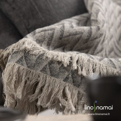 Raštuoto lininio pledo trumposios kraštinės puoštos pešiotais kutais