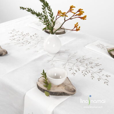 Balta augaliniais motyvais siuvinėta 100% lino staltiesė ir derančios servetėlės