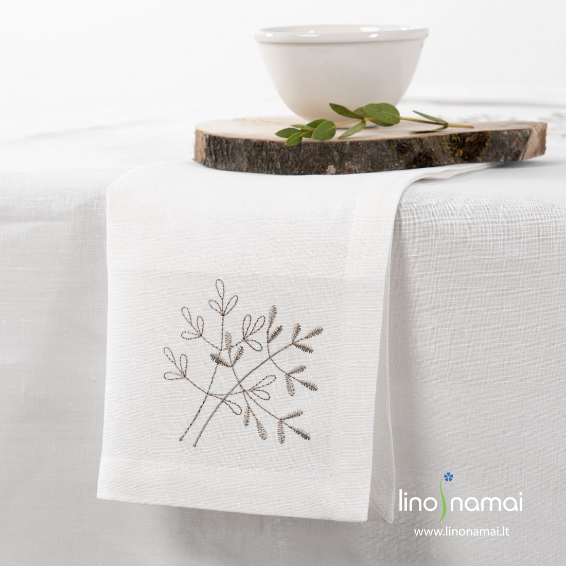 Lininė pieno baltumo siuvinėta servetėlė