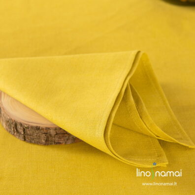 Skaisčiai geltona puslininė servetėlė