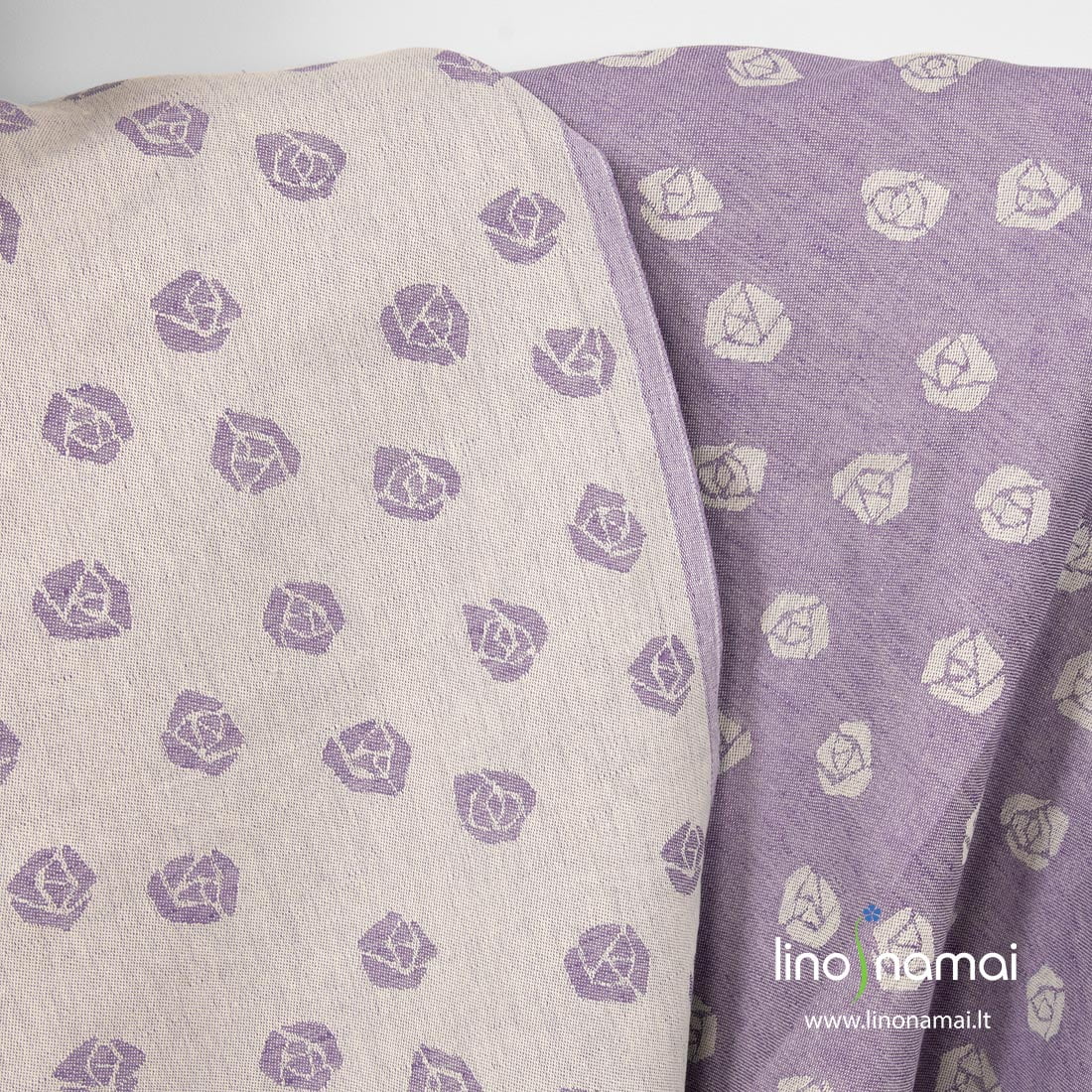 Puslininis violetinis audinys su rožytėmis