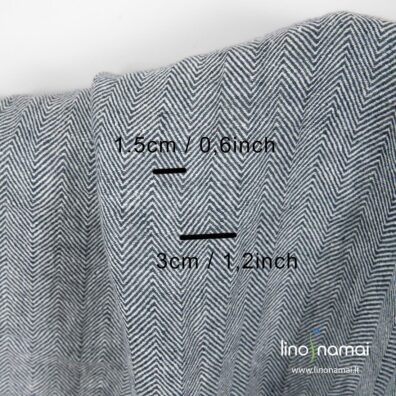 Minkštas, švelnus lininis audinys austas „eglutės“ raštu iš tamsiai mėlynų ir pieno baltumo verpalų