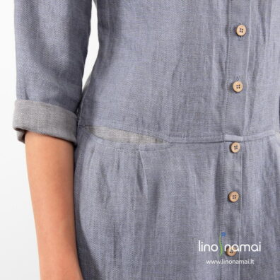 Melsvai pilka ilga lininė suknelė iš skalbto audinio su sagomis priekyje.