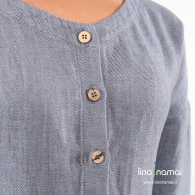 Ilga melsvai pilka lininė suknelė su apvaliu kaklu.