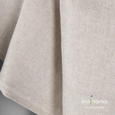 Vienoje audinio pusėje vyrauja rusvai pilki, nedažyti lino verpalai.