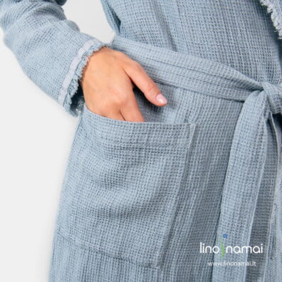 Puslininis moteriškas melsvas chalatas su kišenėmis