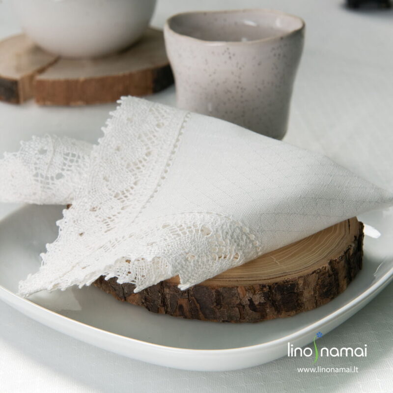 Balta ra&scaron;tuota lininė servetėlė su nėriniu, mere&scaron;kuota