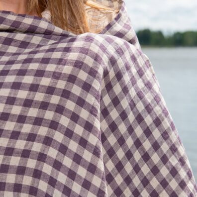 Lininis paplūdimio rankšluostis violetiniais ir pilkais langeliais