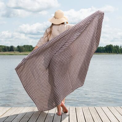 Lininis violetinis languotas paplūdimio rankšluostis iš minkšto švelnaus specialiai skalbto audinio