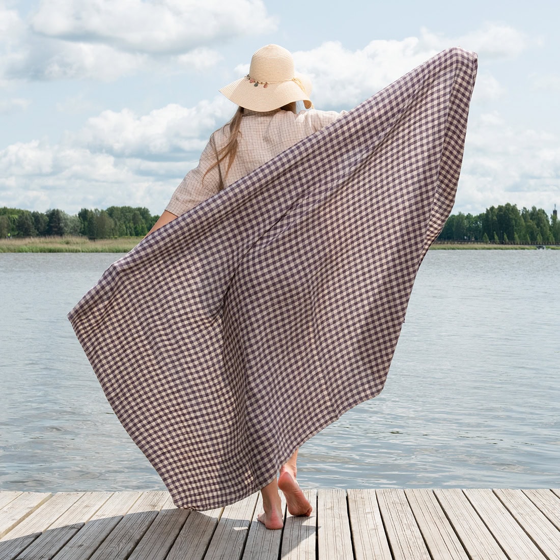 Lininis violetinis languotas paplūdimio rankšluostis iš minkšto švelnaus specialiai skalbto audinio